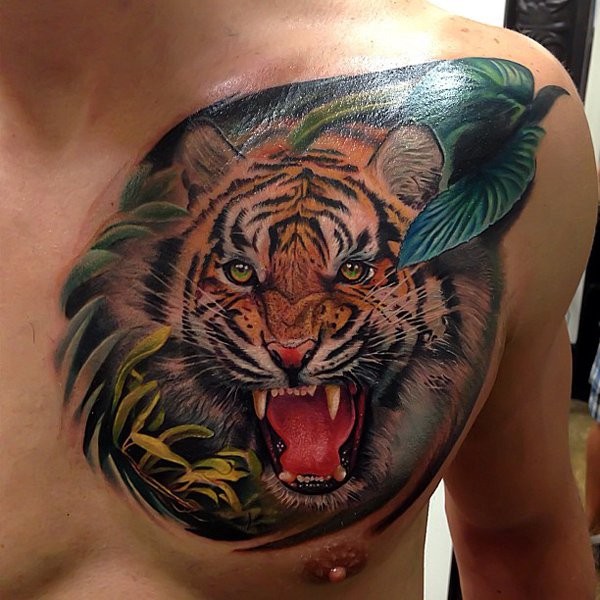 Tatuaje en el pecho, 
diseño estupendo volumétrico de tigre en la selva