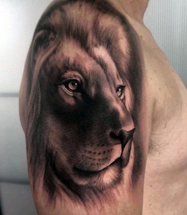 3D asombroso tatuaje de hombro pintado de león constante