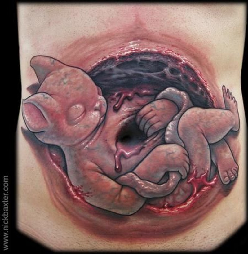3D gruselig aussehender seltsamer farbiger Embryo Tattoo am Bauch