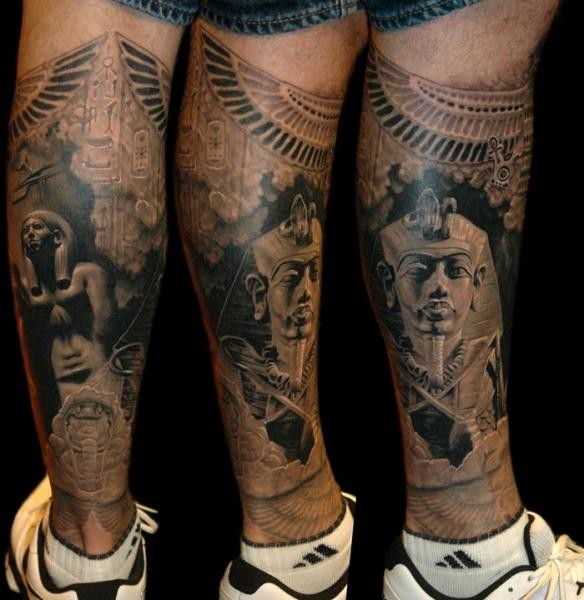 Tatuaje en la pierna,
tema antiguo egipcio  detallado negro blanco