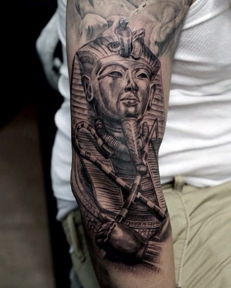 Tatuaje  de faraón fascinante volumétrico   en el antebrazo