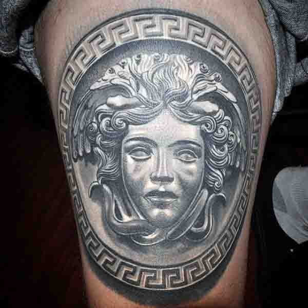3D tatuaje como antigua pintura de la Medusa en el muslo