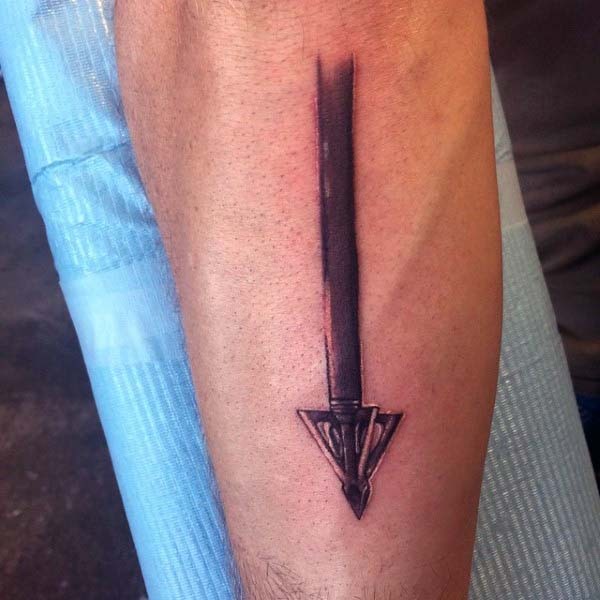 Tatuaje en el antebrazo, flecha simple extraña