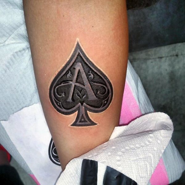 3D bellissimo simbolo di piche con lettera maiuscola tatuaggio su braccio