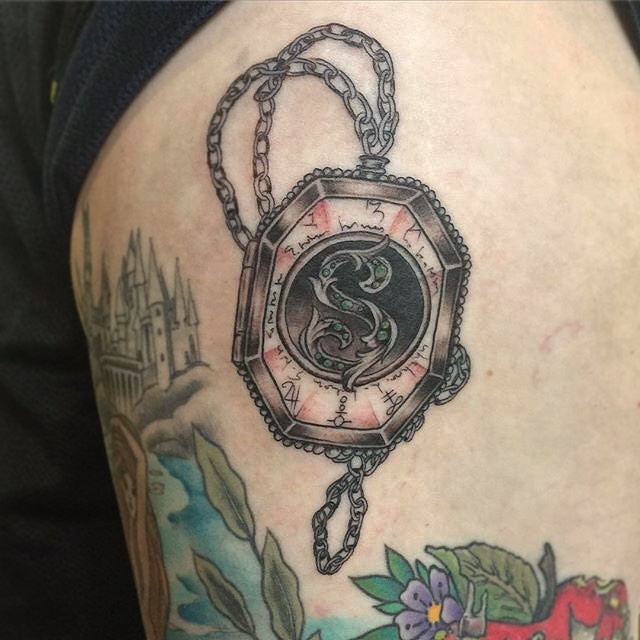 Tatuaje  de reloj antiguo  en el brazo