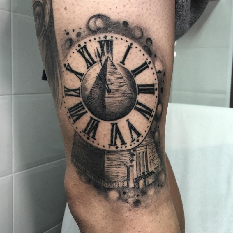 Tatuaje en el brazo,
 pirámide decorada con reloj