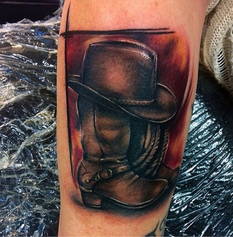 3d grande stivale e cappello di cowboy tatuaggio su braccio