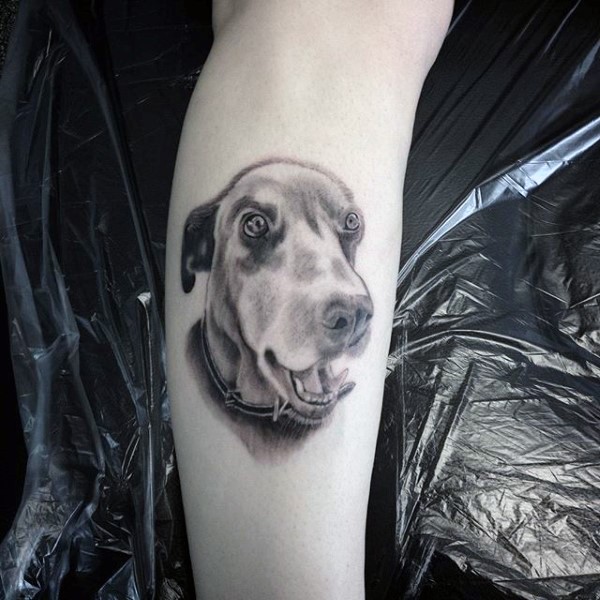 Tatuaje en la pierna, perro bonito pequeño