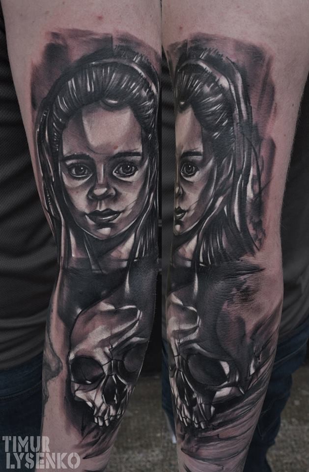 Tatuaje  de retrato de chica y cráneo humano, colores oscuros