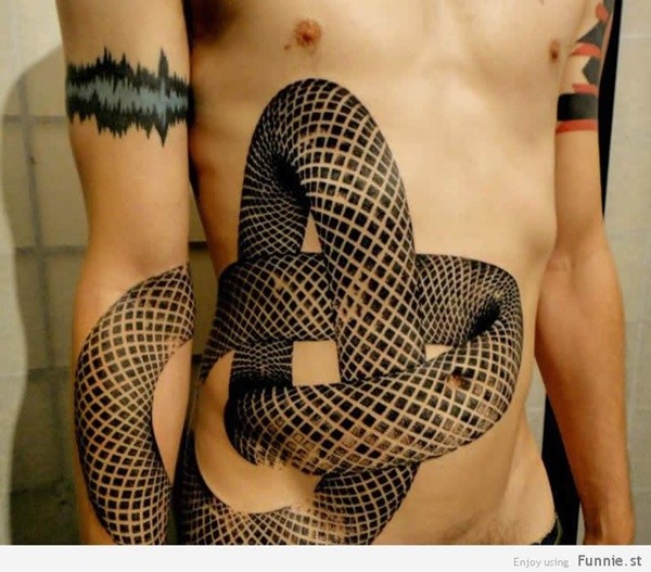 Tatuaje en el estómago y antebrazo,  símbolo gigantesco de infinito, colores negro y blanco
