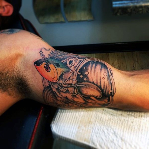 Tatuaje en el brazo, pez grande con 
señuelo multicolor
