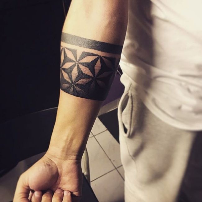 3D como tatuaje de antebrazo de tinta negra de ornamento geométrico