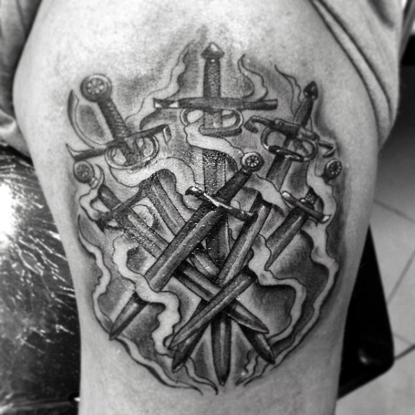 Tatuaje en el muslo,  espadas antiguas cruzadas entre sí