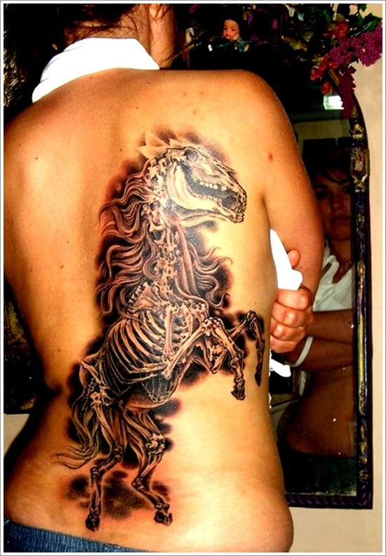 Tatuaje en la espalda, esqueleto fascinante de caballo