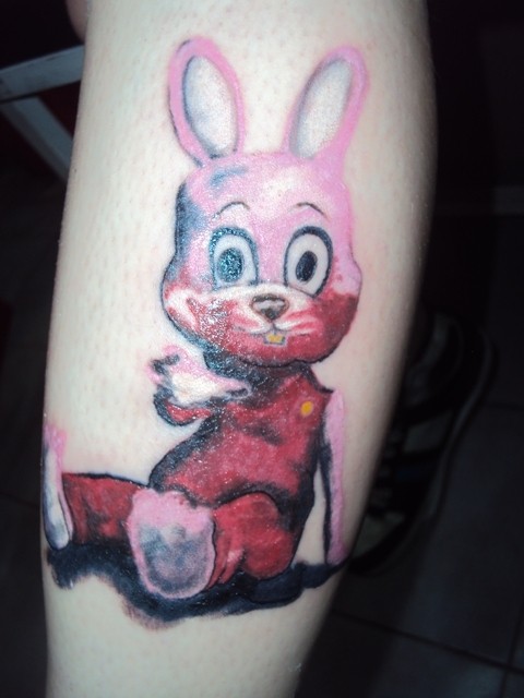 Tatuaje  de conejo divertido rojo  en la pierna