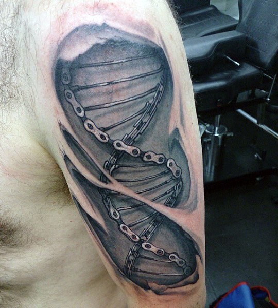 Tatuaje en el brazo, cadena en forma de adn, idea interesante