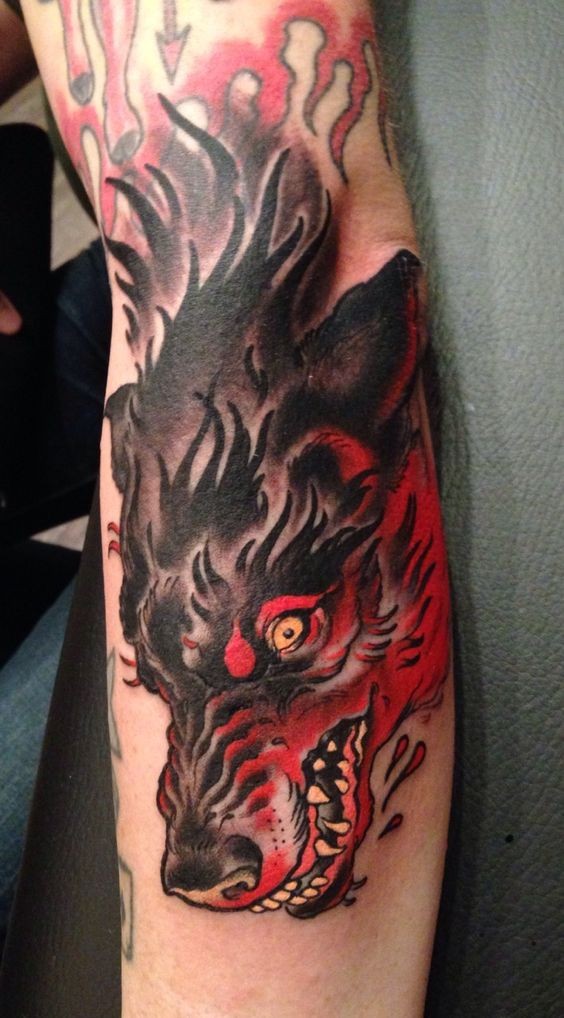 Tatuaje en el antebrazo,
lobo salvaje en sangre