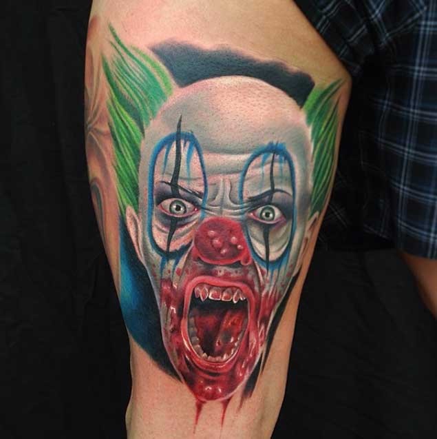 3D farbiger blutiger böser Clown Tattoo