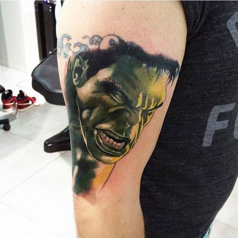 3D farbiges detailliertes Schulter Tattoo mit wütendem Hulks Gesicht