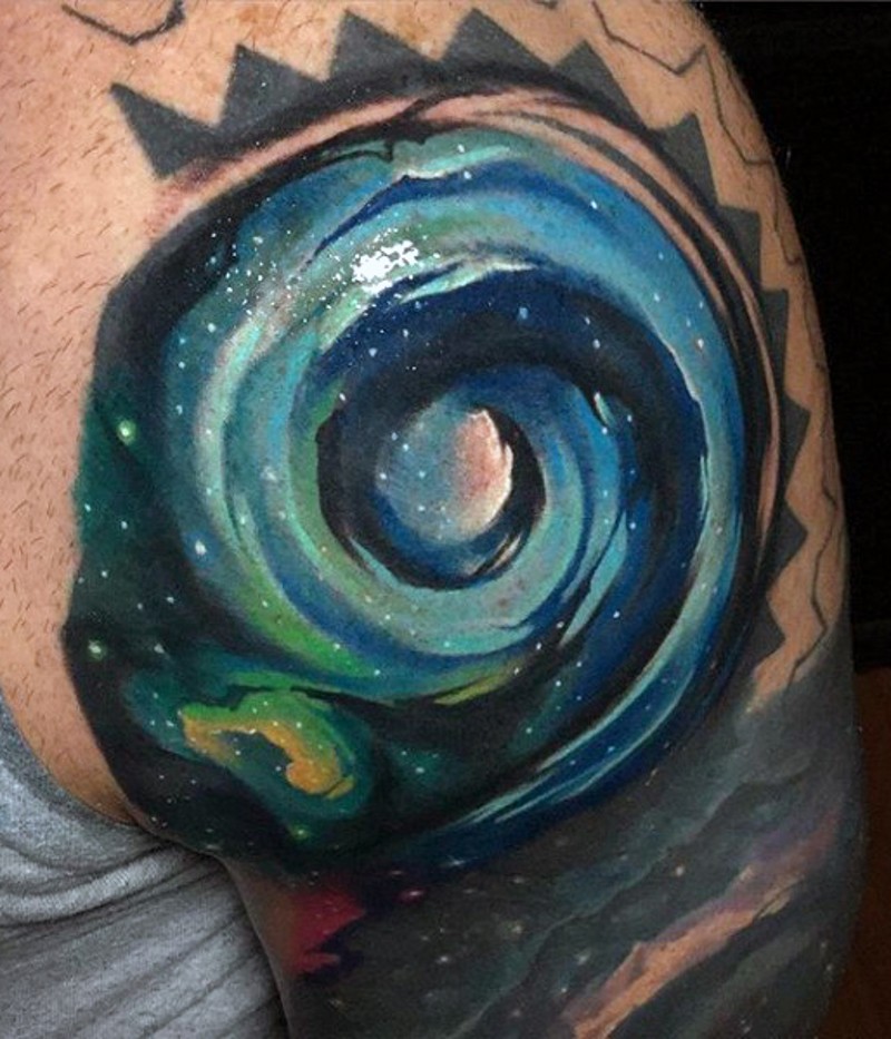3D spazio colorato vortice tatuaggio su spalla