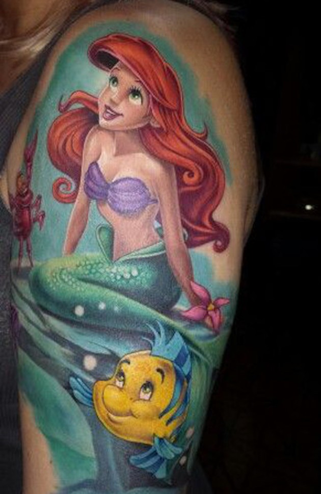 Tatuaje en el brazo, Ariel con pez de dibujo animado Sirena