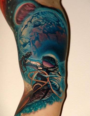 Tatuaje en el brazo, astronauta con planetas, diseño pintoresco