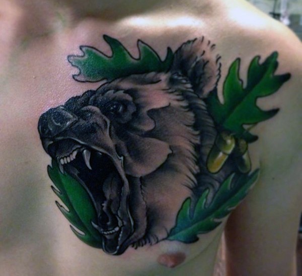 Tatuaje en el pecho, 
oso salvaje con hojas de roble claras