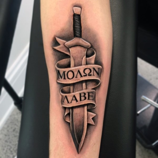 3D dettagliato colorato antica spada scritto su nastro tatuaggio su braccio