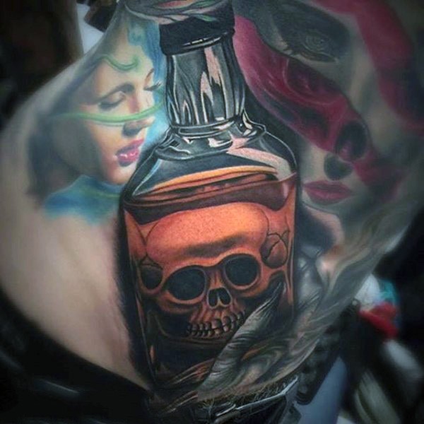 Tatuaje en la cintura, botella con líquido y cráneo