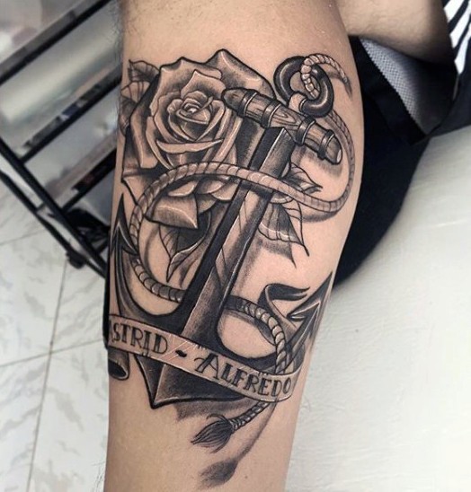 Tatuaje en la pierna, ancla 3D con cuerda y rosa, dibujo negro blanco