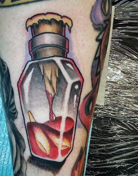 Tatuaje en el antebrazo, botella con líquido rojo extraño