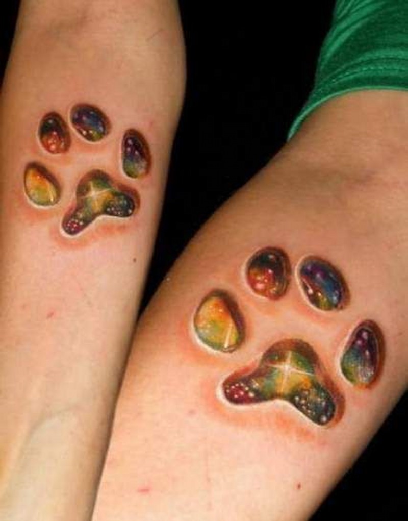 3D bello multicolore impronte di animale stilizzato tatuaggio su braccia