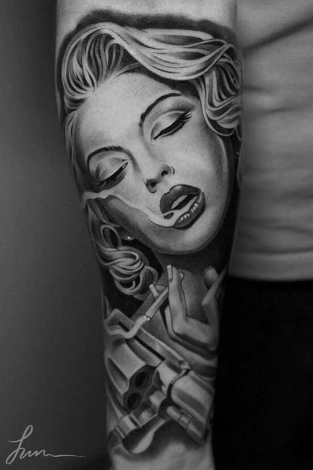 3D natürlich aussehendes Unterarm Tattoo mit dem Porträt der rauchenden Frau und Pistole