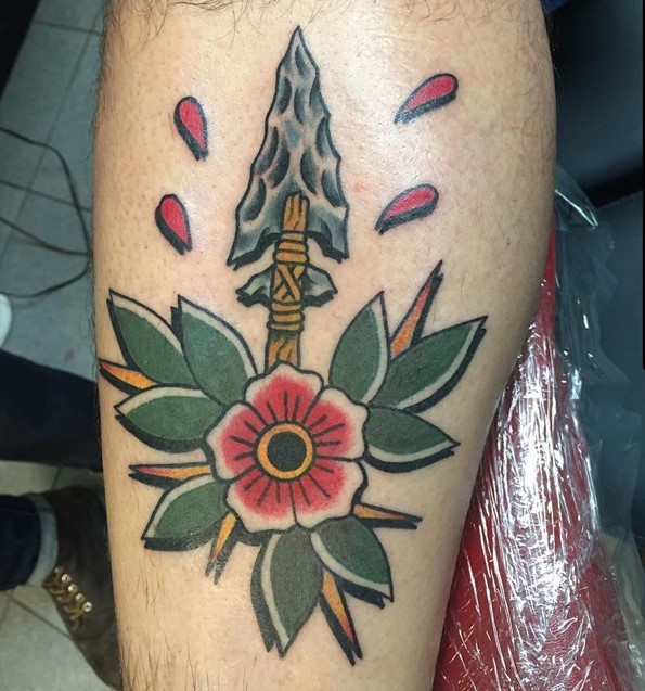 Tatuaje en la pierna, flecha antigua con flor, old school multicolor