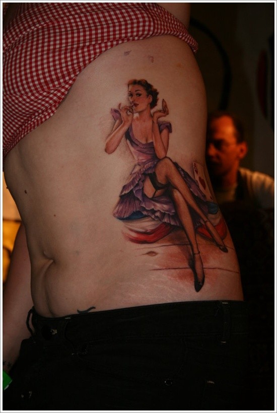3D realistico donna seducente d&quotepoca tatuaggio su lato