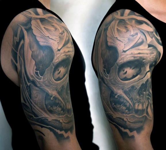 3D sehr detailliertes schwarzes und weißes natürlich aussehendes Schulter Tattoo mit altem Schädel