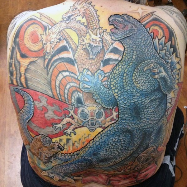 Tatuaje en la espalda, Godzilla  con dragón y mariposa monstruosa, dibujo de varios colores