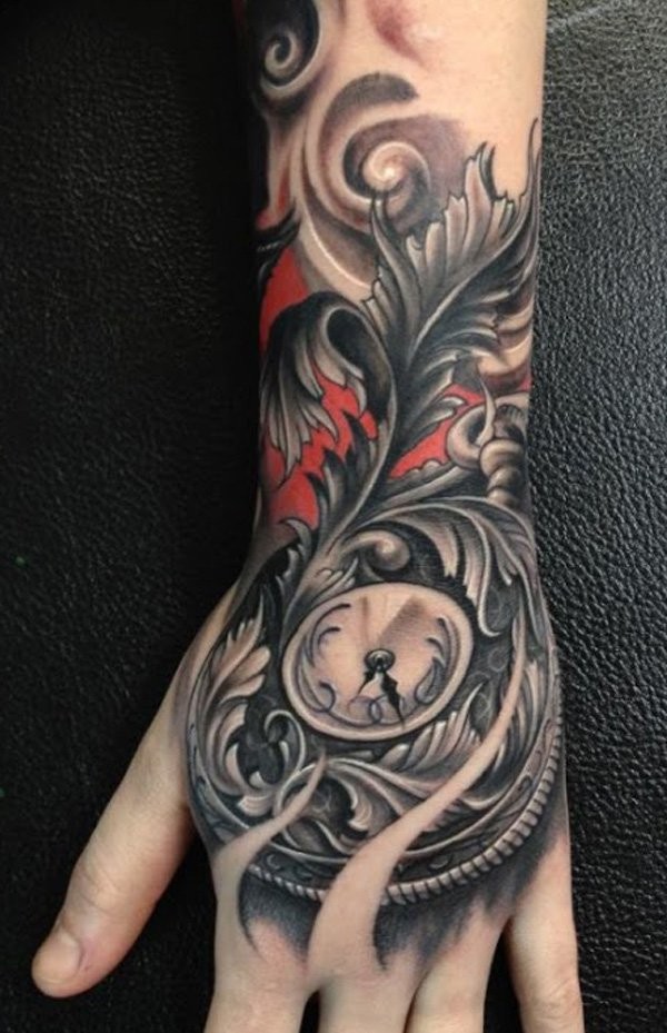 Tatuaje en la mano, 
reloj antiguo con plumas elegantes, colores negro blanco