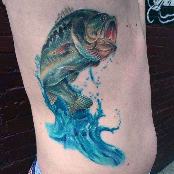 3D sehr realistisch detaillierter und farbiger großer Fisch im Wasser Tattoo an der Seite