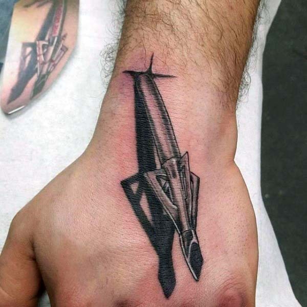 Tatuaje en la mano, 
punta de flecha 3D de hierro