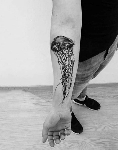 Tatuaje de medusa simple  gris  en el antebrazo