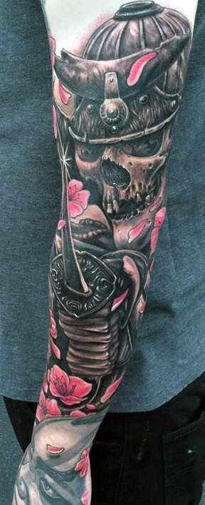 Tatuaje en el antebrazo,
esqueleto viejo en casco de samurái