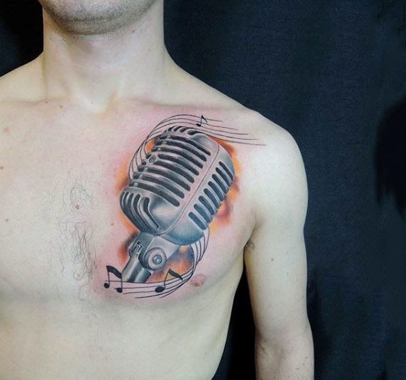 3D natürlich aussehendes farbiges Mikrofon mit Noten Tattoo an der Brust