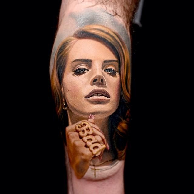 3D natürlich aussehendes farbiges Frau Porträt Tattoo am Bein mit Schriftzug