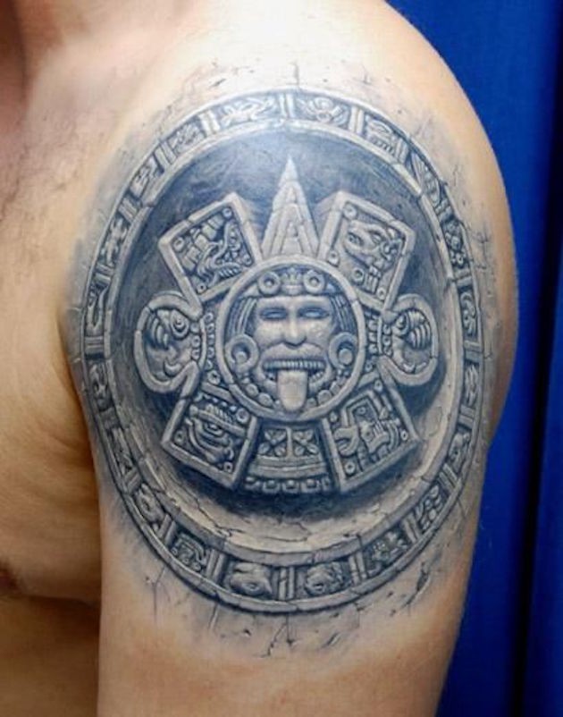 Tatuaje en el brazo, escultura maya muy realista volumétrica