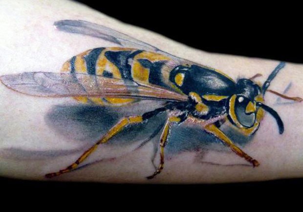 3d realistische Bienen Tattoo von Darek Darecki