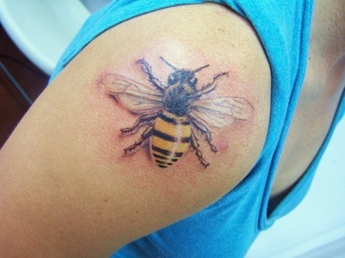 3d realistic bee tattoo on shoulder