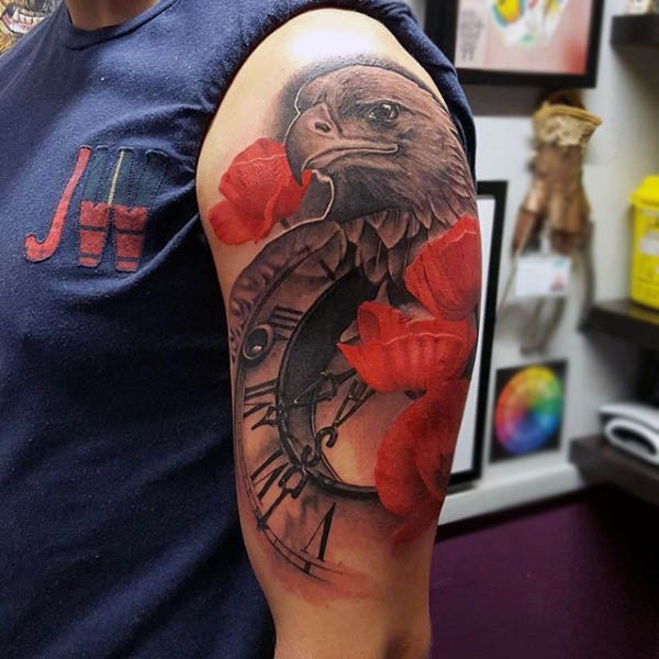 Tatuaje en el brazo, águila linda con reloj anciano y flores rojas