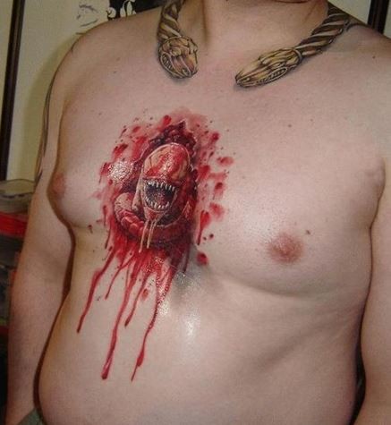 Tatuaje  de monstruo alien tremendo en el pecho