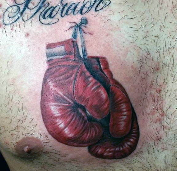 Tatuaje en el pecho,  guantes de boxeo rojos realistas